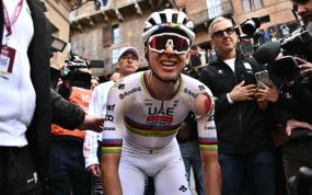 Tadej Pogacar, magullado tras ganar la Strade Bianche.