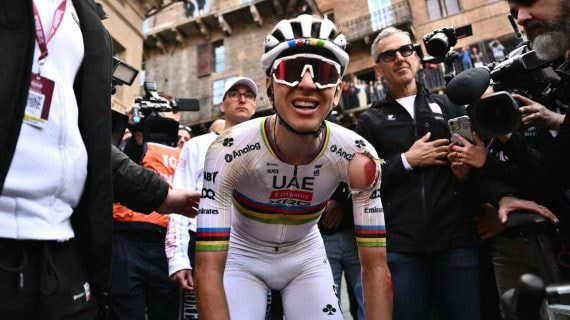 Tadej Pogacar, magullado tras ganar la Strade Bianche.