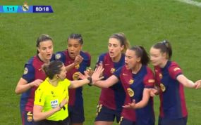 Las futbolistas del Barça protestan la decisión de anular el gol de Jana Fernández en el Clásico.
