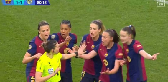 Las futbolistas del Barça protestan la decisión de anular el gol de Jana Fernández en el Clásico.
