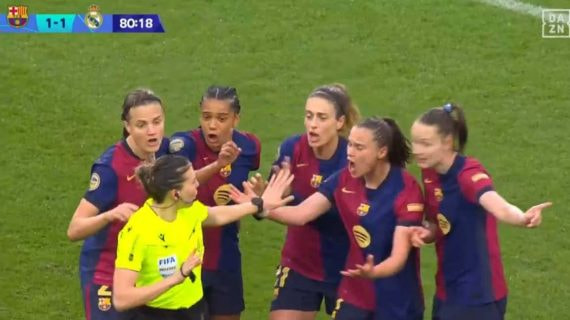 Las futbolistas del Barça protestan la decisión de anular el gol de Jana Fernández en el Clásico.