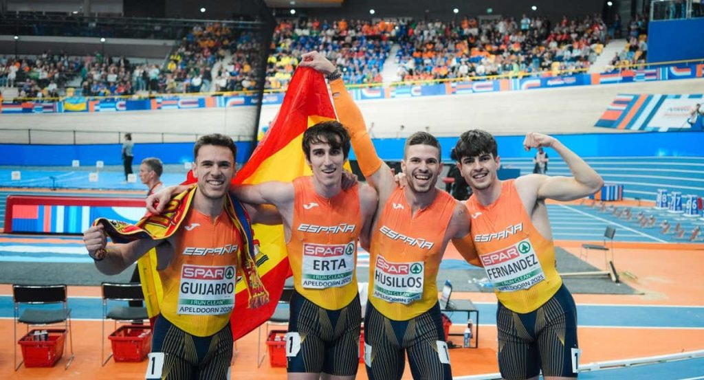 El relevo del 4x400, tras conquistar la plata en el Europeo de pista de cubierta de Apeldoorn.