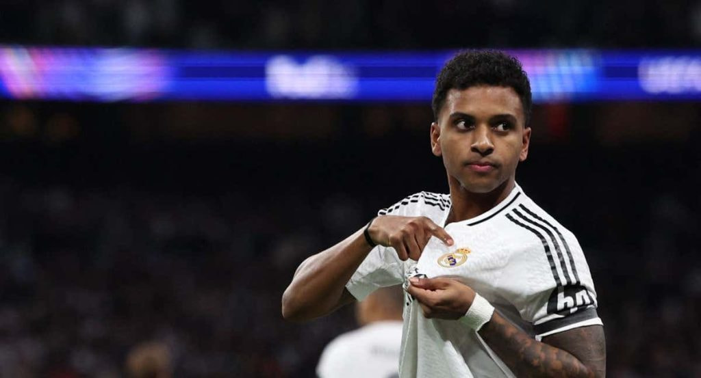 Rodrygo se señala el escudo tras marcar contra el Atlético.