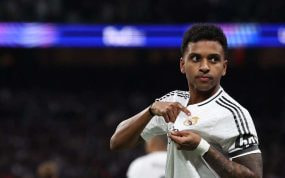 Rodrygo se señala el escudo tras marcar contra el Atlético.