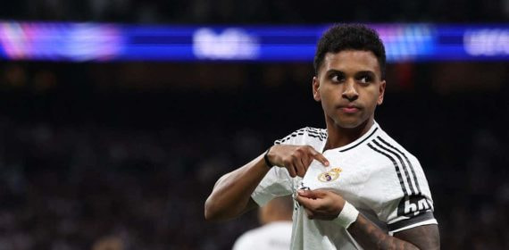 Rodrygo se señala el escudo tras marcar contra el Atlético.
