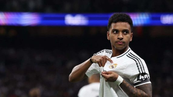 Rodrygo se señala el escudo tras marcar contra el Atlético.