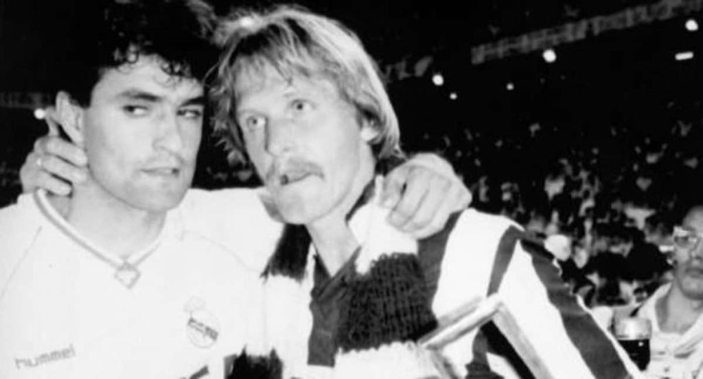 Schuster se abraza con Míchel, con la Copa del Rey conquistada con el Atlético de Madrid ante el Madrid en el Bernabéu.