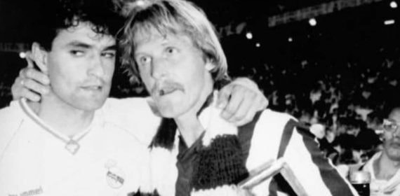 Schuster se abraza con Míchel, con la Copa del Rey conquistada con el Atlético de Madrid ante el Madrid en el Bernabéu.