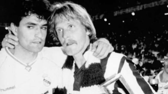 Schuster se abraza con Míchel, con la Copa del Rey conquistada con el Atlético de Madrid ante el Madrid en el Bernabéu.