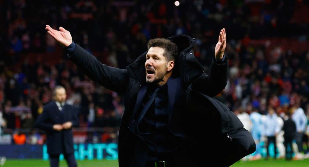 Diego Simeone gesticula durante el derbi de vuelta de los octavos de la Champions