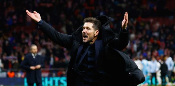Diego Simeone gesticula durante el derbi de vuelta de los octavos de la Champions
