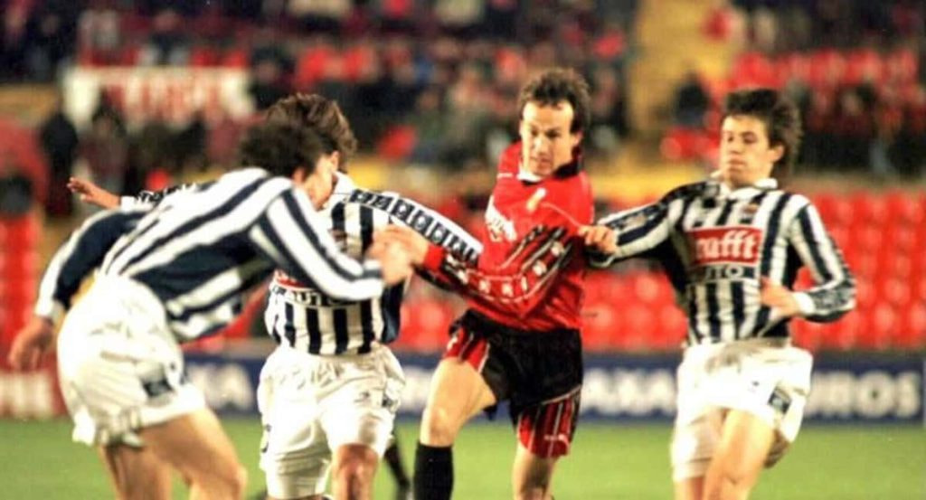 Nanu Soler, en el Mallorca, ante tres rivales de la Real Sociedad.