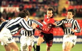 Nanu Soler, en el Mallorca, ante tres rivales de la Real Sociedad.