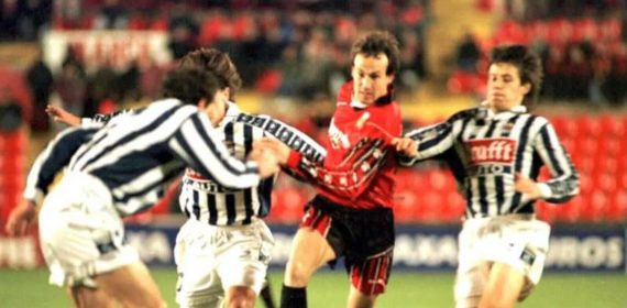 Nanu Soler, en el Mallorca, ante tres rivales de la Real Sociedad.