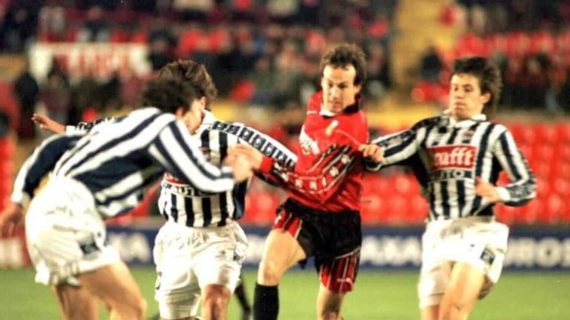 Nanu Soler, en el Mallorca, ante tres rivales de la Real Sociedad.