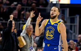 Stephen Curry celebra un triple con los Golden State Warriors.