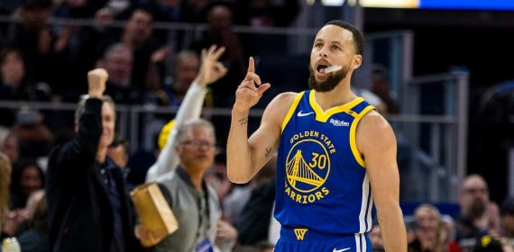 Stephen Curry celebra un triple con los Golden State Warriors.