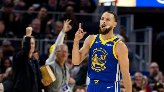 Stephen Curry celebra un triple con los Golden State Warriors.