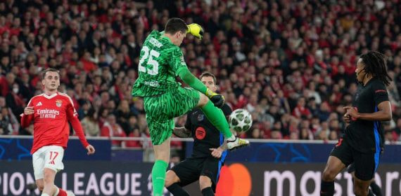 Szczesny hizo ocho paradas en Da Luz, récord del Barça en las últimas cinco Champions.