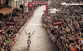 Tadej Pogacar entrando a la Piazza del Campo como vencedor de la Strade Bianche.