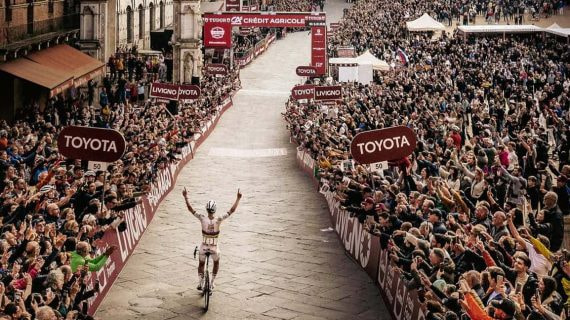Tadej Pogacar entrando a la Piazza del Campo como vencedor de la Strade Bianche.