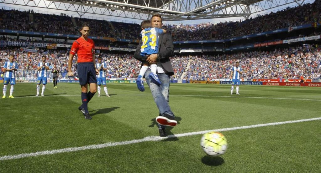 Raúl Tamudo, durante el saque de honor en 2015 después de su retirada del fútbol.