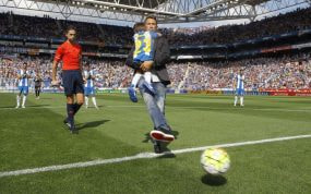 Raúl Tamudo, durante el saque de honor en 2015 después de su retirada del fútbol.