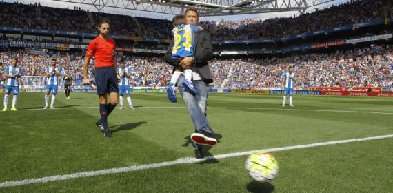Raúl Tamudo, durante el saque de honor en 2015 después de su retirada del fútbol.