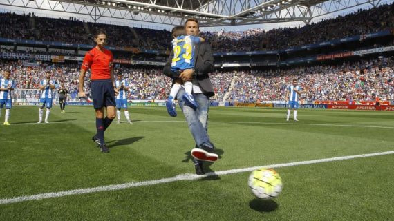 Raúl Tamudo, durante el saque de honor en 2015 después de su retirada del fútbol.