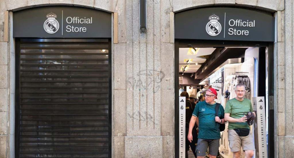Dos clientes abandonan una tienda oficial del Real Madrid