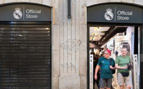 Dos clientes abandonan una tienda oficial del Real Madrid