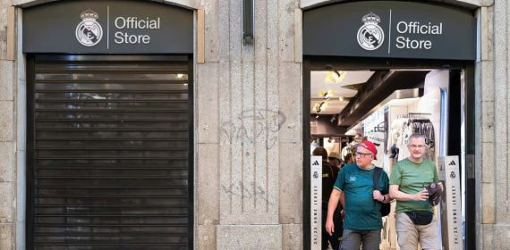 Dos clientes abandonan una tienda oficial del Real Madrid