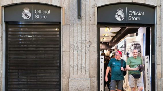 Dos clientes abandonan una tienda oficial del Real Madrid