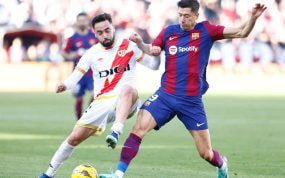 Unai López pugna por un balón junto a Robert Lewandovski.