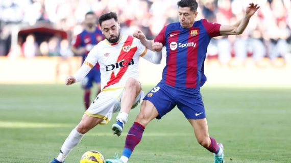 Unai López pugna por un balón junto a Robert Lewandovski.