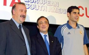 Vicente del Bosque, junto a Florentino Pérez y Fernando Hierro.