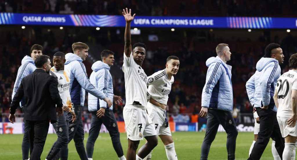 Vinicius saluda a los aficionados del Real Madrid en el Metropolitano.