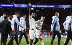 Vinicius saluda a los aficionados del Real Madrid en el Metropolitano.