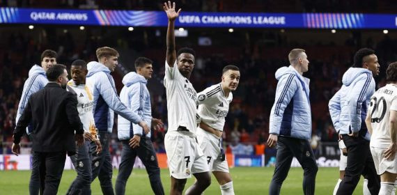 Vinicius saluda a los aficionados del Real Madrid en el Metropolitano.
