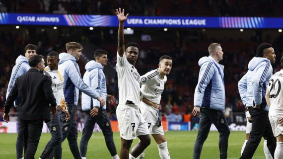 Vinicius saluda a los aficionados del Real Madrid en el Metropolitano.