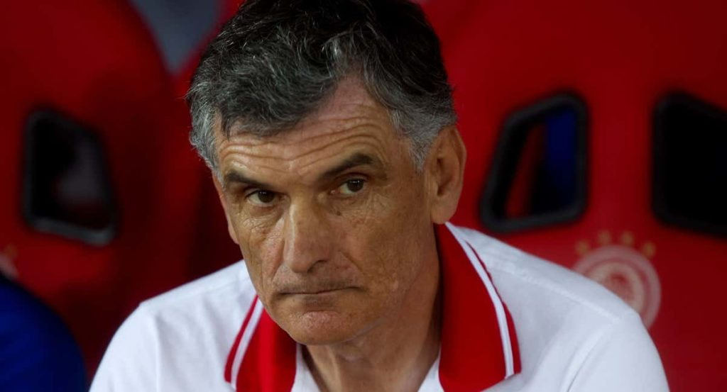 Mendilibar, en un partido con el Olympiacos.