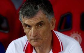 Mendilibar, en un partido con el Olympiacos.