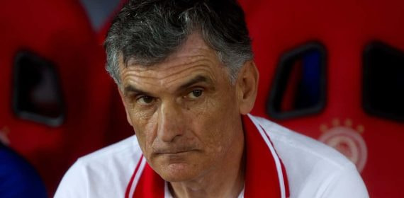 Mendilibar, en un partido con el Olympiacos.
