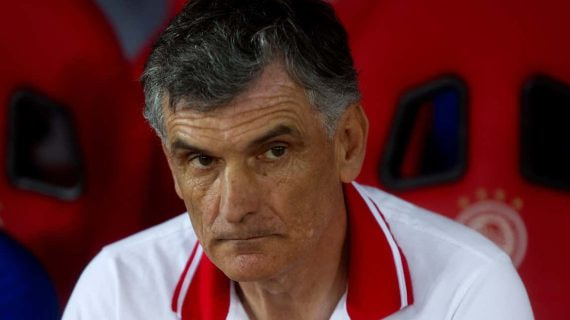 Mendilibar, en un partido con el Olympiacos.