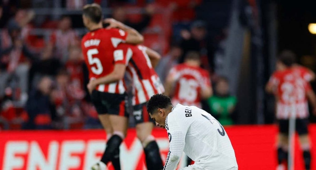 Bellingham, de rodillas, tras la derrota ante el Athletic en la primera vuelta.