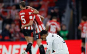 Bellingham, de rodillas, tras la derrota ante el Athletic en la primera vuelta.