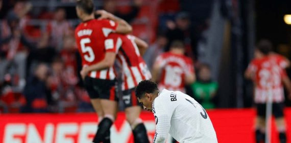 Bellingham, de rodillas, tras la derrota ante el Athletic en la primera vuelta.