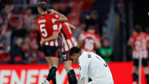 Bellingham, de rodillas, tras la derrota ante el Athletic en la primera vuelta.