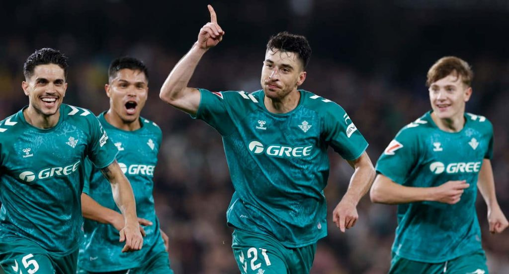 Marc Roca celebra un tanto con el Betis.