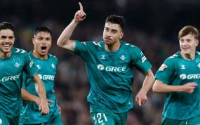 Marc Roca celebra un tanto con el Betis.